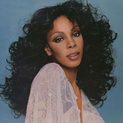 August 28, 1978:  Donna Summer released her remake of "MacArthur Park." 80's Hairstyle, 70s Makeup, 70s Hair, 80s Hair, 70s Aesthetic, Donna Summer, Vintage Black Glamour, Diana Ross, Looks Black