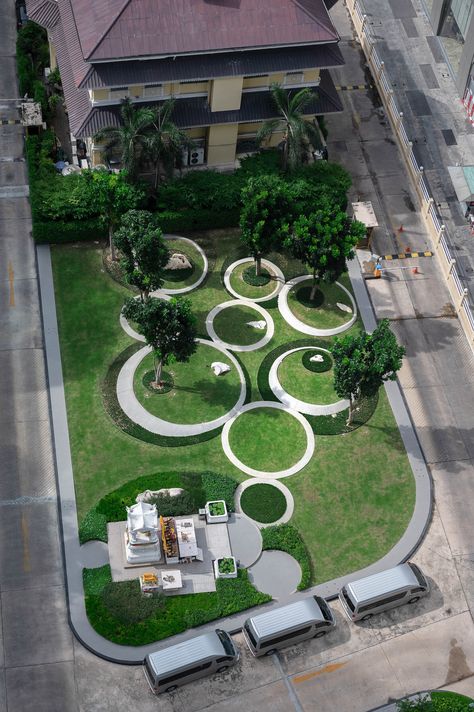 “Gardens of metaphors” - Located within the Central Business District of Bangkok, the Thai Chinese Camber (Thai CC) Tower overlooks a parcel of a green area which is prominently divided into two by the Blue Elephant Cooking School & Restaurant, a heritage building, and vehicular access. By studying the surroundings and space available, a certain similarity is shared with the site and the ancient Chinese communal architecture of “Siheyuan”. The traditional quadrangle compound houses a central Landscape Ideas Commercial Building, Communal Space Outdoor, Green Area Design, Housing Landscape Design, Restaurant Landscape Design, Communal Architecture, Parking Area Design, School Garden Ideas, School Landscape Design