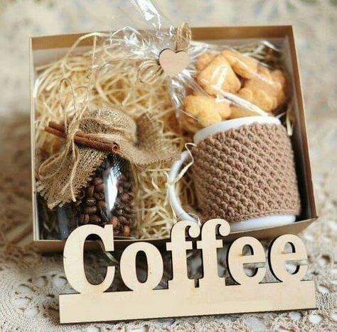 Details Easy Gift Baskets, Family Gift Baskets, Diy Christmas Gifts For Friends, Coffee Gifts Box, Personalized Gift Baskets, Personalised Gifts Diy, Diy Gift Baskets, Budget Gift, Christmas Baskets