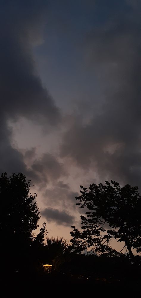 Cloudy Night Sky Wallpaper, Evening Pics Nature, Evening Time Photography, Evening Rainy Sky, Rainy Evening Photography, Weather Pics Sky, Evening Instagram Stories, Partly Cloudy Aesthetic, Cloudy Sky Video