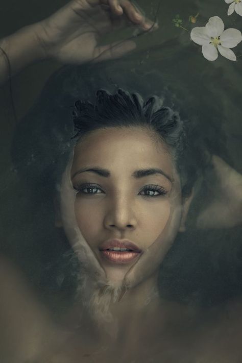 submerged water face Beauty Dish, Water Modeling, Water Shoot, Dark Beauty Magazine, Foto Portrait, Photographie Portrait Inspiration, Foto Tips, Water Photography, Foto Art