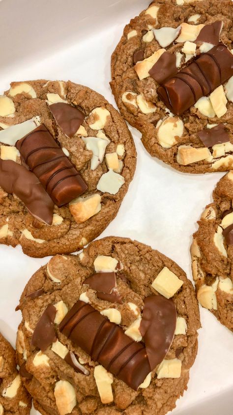 Bueno Cookies, Cookies With White Chocolate, Drop Cookie, Drop Cookies, Cookie Designs, Yum Yum, Cake Ideas, Gingerbread Cookies, White Chocolate