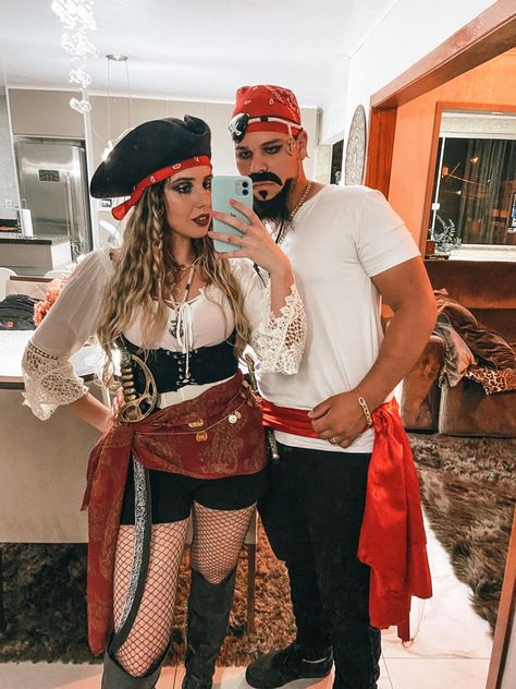 Pirate Outfit Women, Creative Couples Costumes, Easy Last Minute Halloween Costumes, Easy Couples Costumes, Couples Costumes Creative, Spooky Funny, Costumes For Couples, Cute Group Halloween Costumes, New Halloween Costumes