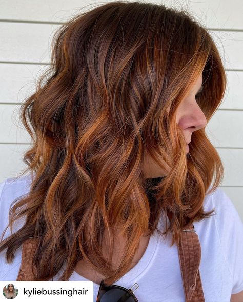 Trendy Hair Brunette, Chocolate Brown Hair With Copper Balayage, Light Brown Red Balayage Hair, Copper Highlights On Medium Brown Hair, Medium Length Wavy Red Hair, Copper Tips Hair, Medium Brown Hair Copper Highlights, Butterfly Haircut Copper Hair, Copper Orange Highlights On Brown Hair