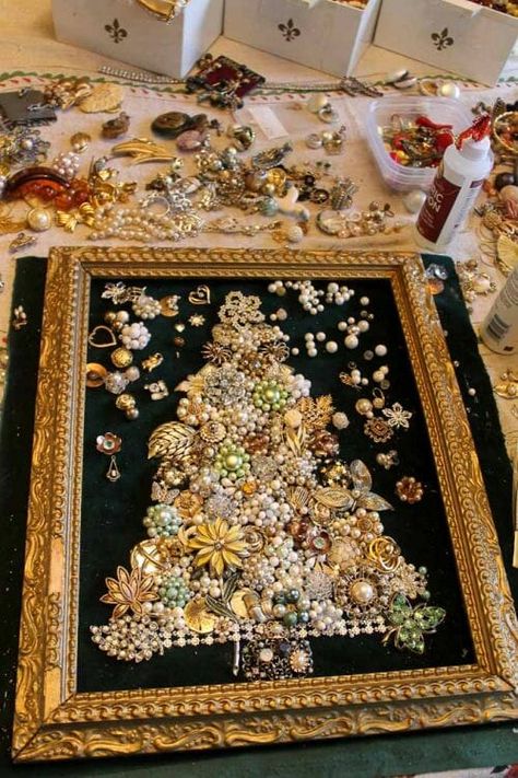 Bucket list: I make a vintage costume jewelry Christmas tree - get my tips! - Retro Renovation Z How To Make Jewelry Art, Jewelry Christmas Tree Diy, Costume Jewelry Christmas Tree, Ornament Wreaths, Jewelry Trees, Old Jewelry Crafts, Costume Jewelry Crafts, Jeweled Christmas Trees, Christmas Tree Pictures