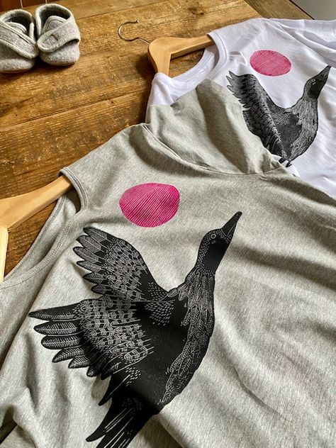 Printing on shirts.. – StudioTokek Linocut Shirt, Printing On Shirts, Art Jewelry Contemporary, I Can Do It, Lino Print, T Shirt Diy, Grey Shirt, Art Jewelry, Linocut