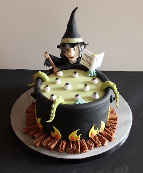 non-scary halloween cakes | Cute & Non scary Halloween Cake Decorations are super cool ideas for a ... Witch Birthday Cake, Halloween Tårta, Halloween Cake Ideas, Scary Halloween Cakes, Witch Birthday, Halloween Cakes Easy, Halloween Torte, Pasteles Halloween, Witch Cake