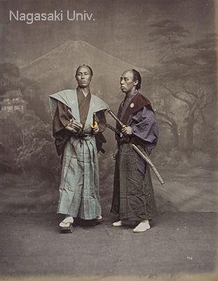 Samurai Warriors. credits: R.Stillfried.  Both samurai are wearing official hakama trousers and vests with family crests. The man on the left is wearing high "geta" clogs for rainy weather. Bakumatsu-Meiji Period Samurai Historical Photo, Samurai Clothes, Guerriero Samurai, Ancient Samurai, Louis Daguerre, Ronin Samurai, The Last Samurai, Samurai Warriors, Japan History