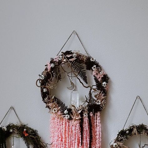 Weeping Wreaths Diy, Weeping Wreaths, Boho Halloween, Flower Wreaths, Next Friday, Dried Flower Wreaths, Florist Shop, Magic Aesthetic, Diy Wreaths