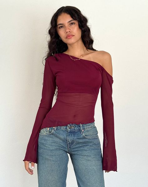 An Autumn favourite, the Narcissa top in a maroon fabric. Featuring an asymmetric off shoulder ruched detail with long fluted sleeves, lining across the chest, finished with a lettuce hem on sleeves and hem. MODEL WEARS SIZE:EXTRA SMALL - MODEL HEIGHT:5'7 Long Sleeve Party Top, Flare Arms Top, Maroon Long Sleeve Outfit, Cute Tops Long Sleeve, Off The Shoulder Long Sleeve Top, Tops For Small Chest, Maroon Top Outfit, Small Chest Outfits, Theatrical Romantic Outfit