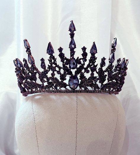 Beautiful vintage inspired black rhinestone Victorian crown with Austrian crystals. Perfect for a special occasion. Black Crowns Queens, Black Diamond Crown, Black And Blue Crown, Black And Purple Crown, Black Tiara Gothic, Dsmp Outfits, Ballet Crowns, Quince Crown, Victorian Crown