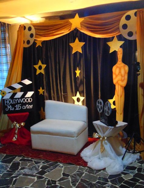 Photo booth idea Deco Cinema, Hollywood Birthday Parties, Oscars Party Ideas, Cinema Party, Red Carpet Theme, Hollywood Birthday, Bollywood Theme, Hollywood Party Theme, Red Carpet Party