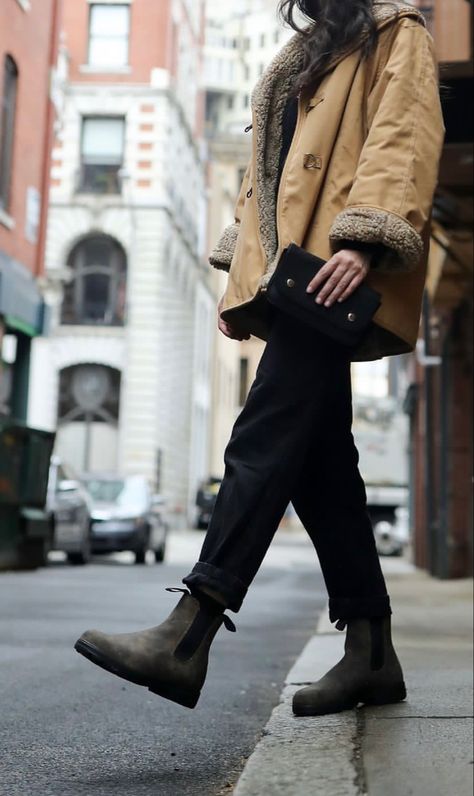 Outfits With Blundstone Boots Women, Dm Boots Outfits, Blundstone Street Style, Winter Blundstone Outfit, Transition Weather Outfits, Blundstone Women Outfit Work, Rustic Black Blundstones, Blunderstone Outfit, Black Blundstone Women Outfit