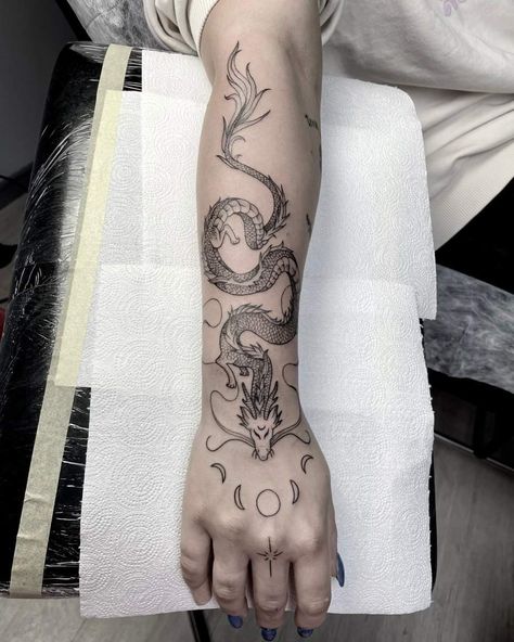 Aesthetic Tattoo Arm, Dragon Tattoo Wrapped Around Arm, Dragon Tattoo Forearm, Dragon Hand Tattoo, Ink Tattoo Design, Underarm Tattoo, Dragon Tattoo Arm, Around Arm Tattoo, Dragons Tattoo