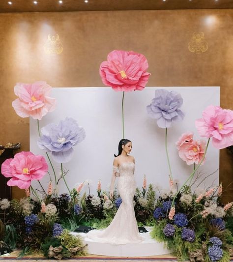 Giant Flowers Diy, Decoration Evenementielle, Gubahan Bunga, Wedding Backdrop Design, Wedding Backdrop Decorations, Giant Flowers, Giant Paper Flowers, Backdrop Design, Wedding Stage