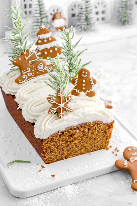 Christmas Sponge Cake Ideas, Christmas Loaves Recipes, Christmas Decor Cake Ideas, Gingerbread Cake Frosting, Tomte Gingerbread Cake, Loaf Cake Christmas, Ginger Loaf Bread, Christmas Cake Homemade, Loaf Cake Decorating Ideas