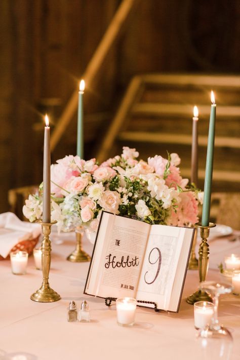 Open Book Centerpieces, Book And Flower Centerpiece, Inexpensive Wedding Decorations, Book Centerpiece Wedding, Book Centerpiece Ideas, Book Themed Wedding Decorations, Book Centrepiece Wedding, Book Decor Wedding, Vintage Book Centerpiece