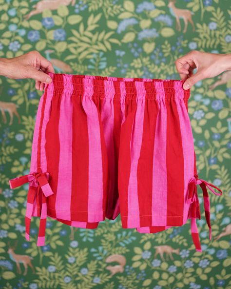 Need a cute little pair of shorts? These are super speedy to whip up and wear. 💨⁠ ⁠ The @matchymatchysewingclub Bow Boxer Shorts couldn't be any cuter 🎀 Finished with small side slits and sweet bows, these comfortable elastic waist shorts are sure to keep you feeling cool and relaxed in and out of the house. Perfect for pulling on to relax in the garden or by the beach.⁠ ⁠ Grab your copy with or without copy shop printing from our shop 🖨️⁠ ⁠ Elastic Shorts Pattern, Woven Sewing Patterns, Diy Sew Gifts, Diy Boxer Shorts, Boxer Sewing Pattern, Fun Sewing Projects For Beginners, Sewed Gifts, Sewing Pattern Shorts, Quick Sewing Projects