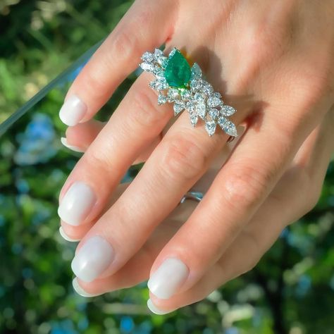 Gismondi 1754 Jewelry on Instagram: “An intense green enhanced by many drops of light. Do not you think? White gold double ring with white diamonds and emerald.  #gismondi1754…” Double Ring, Chic Jewelry, Diamond White, Amazing Jewelry, Emerald, Diamond Earrings, Jewelry Box, White Gold, Engagement Rings