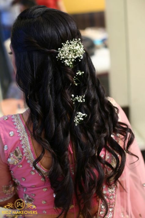 Hairstyles With Gypsum Flowers, Gypsum Flower Hairstyle, Jipsys Flower Hairstyles, Fresh Flower Hairstyle, Open Hair Curls Hairstyle, Hairstyles With Fresh Flowers, Soft Curl Hairstyles, Lehenga Hairstyles, Sketch Images