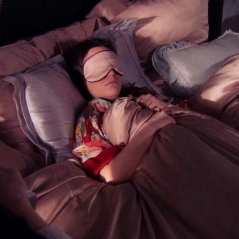 Sleep Meme, Blair Waldorf Aesthetic, Red Smoothie, Blair Waldorf Style, Sleep Dream, Girl Sleeping, Satin Pillowcase, Rory Gilmore, Blair Waldorf