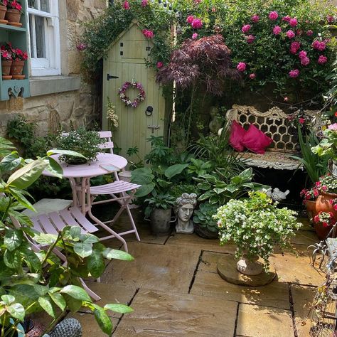 Small Courtyard Gardens, Courtyard Gardens Design, Small Patio Garden, Cottage Garden Design, Pink Garden, Charming Garden, Magical Garden, Urban Sketchers, Small Garden Design