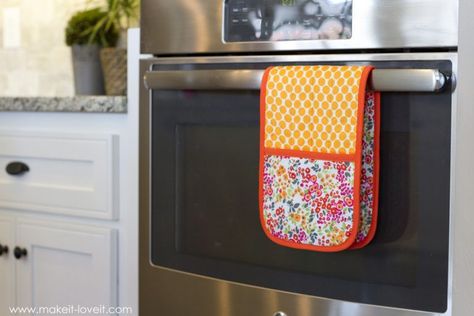 How to make a Double Pot Holder with Hand Pockets | via www.makeit-loveit.com Pot Holders Diy Free Pattern, Pot Holders Diy, Bowl Holders, Quilting Digest, Quilted Potholders, Trendy Sewing, Beginner Sewing Projects Easy, Small Sewing Projects, Oven Glove