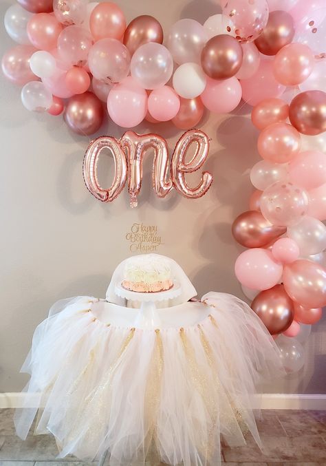 Rose Gold 1 Year Birthday, First Birthday Rose Gold, 1st Birthday Girly Party Ideas, Pink One Birthday Party, Rose Gold 1st Birthday Party Decorations, 1birthday Decorations, Luxury First Birthday Party, 1st Bday Balloon Decor, 1st Birthday Pink Theme