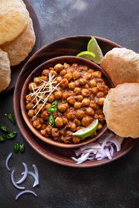 Food Istanbul, Breakfast Indian, Rice Breakfast, Chole Recipe, Chana Masala Recipe, Indian Food Photography, Punjabi Food, Tomato Gravy, Veg Food