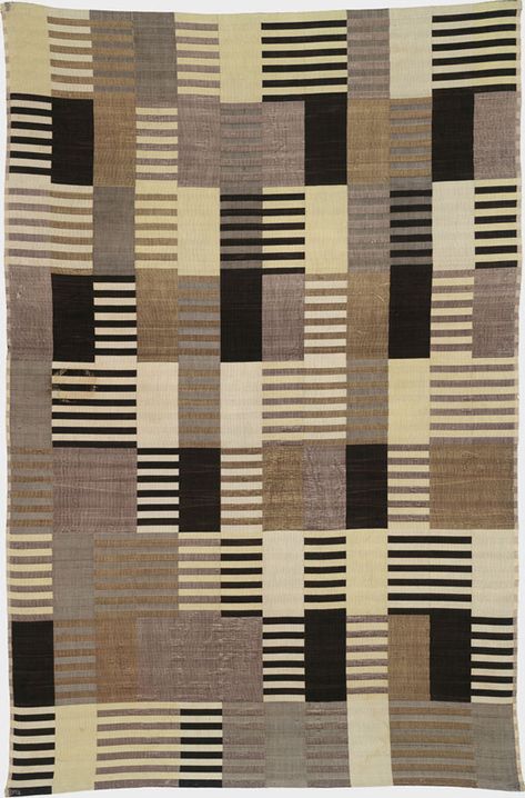 Annie Albers, Wall hanging. 1926, Silk (three-ply weave). 70-3/8 x 46-3/8″, Harvard Art Museum, Busch-Reisinger Museum. Association Fund Bauhaus Textiles, Bauhaus Interior, Women Artist, Anni Albers, Harvard Art Museum, Bauhaus Art, Walter Gropius, Rug Ideas, Josef Albers