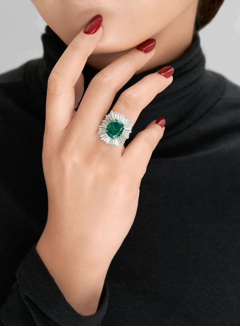 Cocktail Diamond Ring Designs, Emerald Ring Designs For Women, Platinum Rings Women, Cocktail Rings Diamond, Cocktail Ring Designs, Emerald Ring Design, Antique Emerald Ring, Emerald Wedding Rings, High Fashion Jewelry