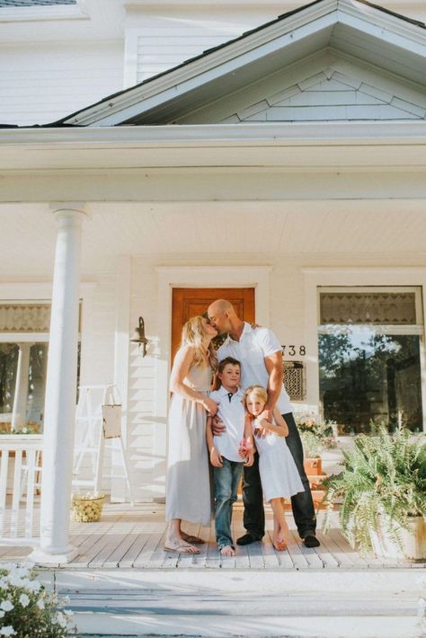 Family Picture In Front Of House, Porch Pictures Family, Front Porch Mini Sessions, Family Pictures On Porch, Front Porch Photos, Photoshoot In Front Of House, Front Porch Christmas Photos, Family House Pictures, Front Porch Family Pictures Photo Ideas