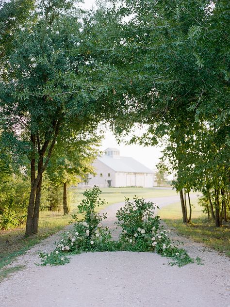 Ceremony Backdrop Outdoor, Natural Farmhouse, Berry Wedding, Floral Arch Wedding, Aisle Flowers, Romantic Wedding Inspiration, Ceremony Design, Wedding Altars, Wedding Ceremony Backdrop