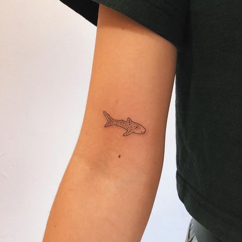 Lil whale shark - love love love doing mini tattoos 💙 Whale Shark Tattoo, Hai Tattoo, Whale Tattoos, Shark Tattoo, Ocean Tattoos, Shark Tattoos, Cute Tiny Tattoos, Head Tattoos, Tattoo Designs And Meanings