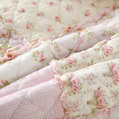 Qucover Single Bedspread Quilted Throw Soft 100% Cotton Pink Floral Patchwork Quilt 150x200 cm Decorative Sofa Couch Coverlet : Amazon.co.uk: Home & Kitchen Shabby Chic Quilts, Floral Bedspread, Chic Quilts, Quilted Throw, Quilted Blanket, Quilted Throw Blanket, Patchwork Blanket, Pink Quilts, Flower Quilt