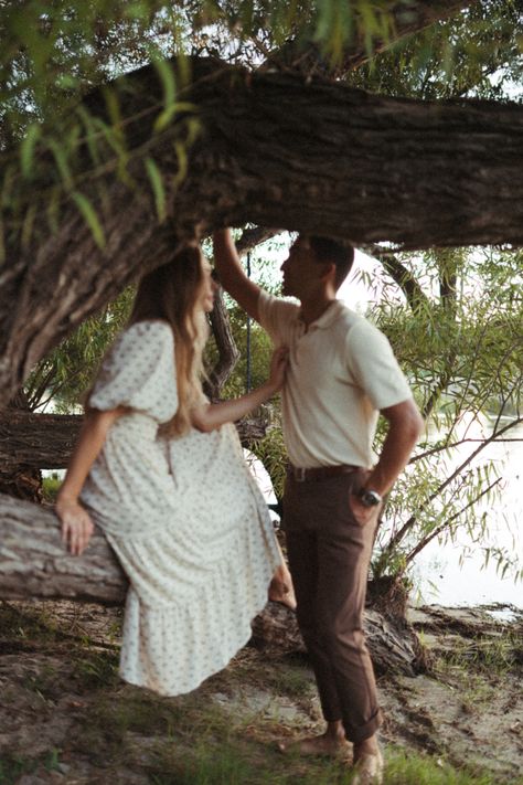 Romance Novel Engagement Photos, Cottagecore Couple Outfits, Cottage Core Couples Photoshoot, Cottagecore Engagement Photos, Tree Couple Pictures, Couples Photoshoot Outfits Spring, Engagement Photos Outfits Fall Casual, Engagament Photos, Engagement Pictures Poses