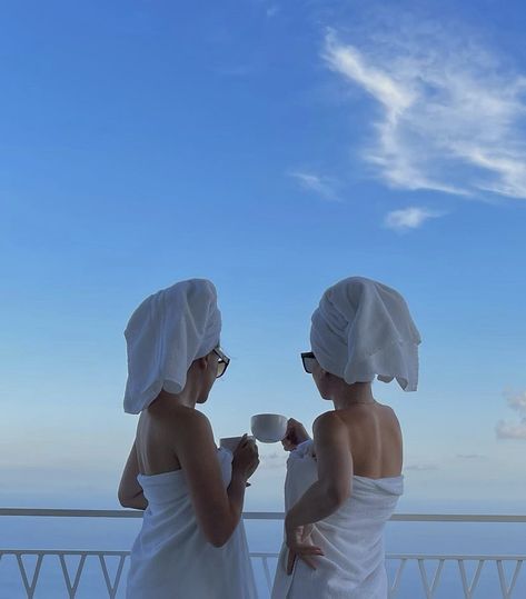 Two girls are wearing white towels with their hair wrapped in towels while wearing sunglasses and holding cups of coffee. Spa Date Outfit, Birthday Rituals, Best Friend Picture Ideas, Spa Date, Friend Vacation, Summer Picture Poses, Wellness Hotel, Spa Night, Fashion Photography Poses