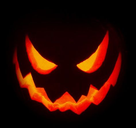 Pumpkin Carving Simple, Scary Pumpkin Carving Patterns, Pumpkin Face Carving, Labu Halloween, Halloween Pumpkin Carving Ideas, Scary Pumpkin Faces, Cute Pumpkin Carving, Scary Halloween Pumpkins, Halloween Pumpkin Carving Stencils