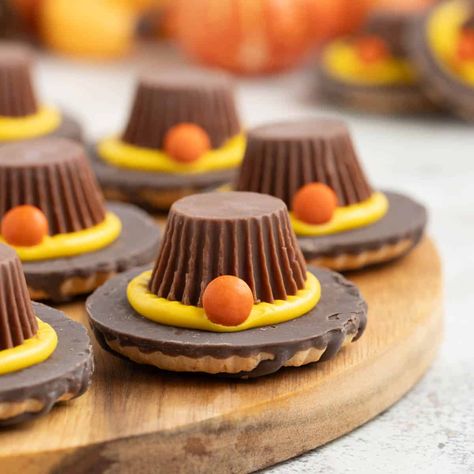 No Bake Pilgrim Hat Cookies Fun Thanksgiving Cookies, Pilgrim Hat Cookies, Yellow Frosting, Thanksgiving Sweets, Fudge Stripe Cookies, Thanksgiving Desserts Table, Iced Oatmeal Cookies, Thanksgiving Snacks, Apple Puff Pastry