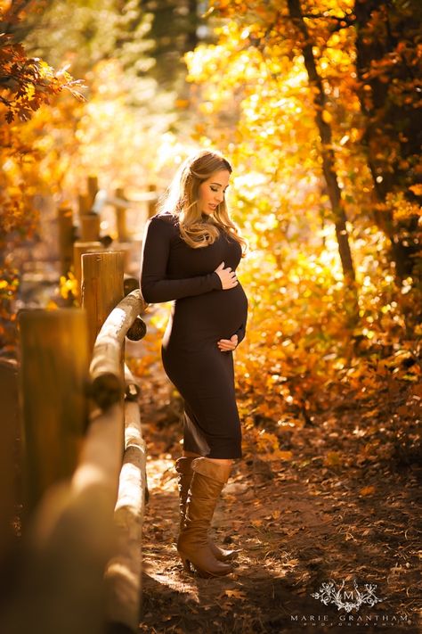 FALL MATERNITY PHOTO IDEAS!! SO CUTE!! www.mariegranthamphotography.com Las Vegas Maternity and Newborn Photographer | Marie Grantham Photography Fall Maternity Shoot, Maternity Photography Fall, Fall Maternity Pictures, Fall Maternity Photos, Maternity Photography Poses Outdoors, Outdoor Maternity Photos, Maternity Photography Outdoors, Maternity Photography Couples, Baby Fotografie