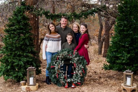 Reindeer Christmas Sessions Photography by Katie Corinne Photography We have to keep Santa safe this year, which meant I had to get creative. I came up with the perfect idea, Reindeer Christmas sessions! Christmas Barn Photo Session, Reindeer Photoshoot, Christmas Mini Shoot, Reindeer Photo, Christmas Barn, Kid Pics, Holiday Mini Session, Mountain Wedding Venues, Santa Photos