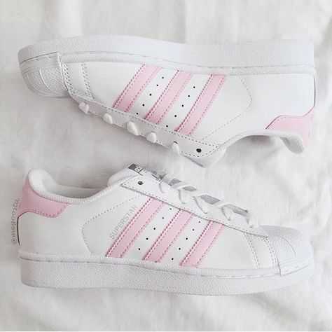 adidas superstar in baby pink Pink Shoes Adidas, Baby Pink Outfit, Addias Shoes, Cute Sneaker Outfits, Pink Adidas Shoes, Adidas Superstar Pink, Adidas White Shoes, Baby Pink Shoes, Bts 2023