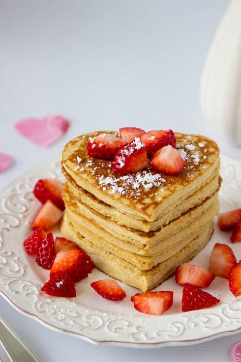 High Protein Oatmeal Pancakes -a breakfast high in protein helps fuel you up and keeps you feeling full longer. Heart healthy and heart-shaped, these High Protein Oatmeal Pancakes swap in oats (instead of flour) and cottage cheese (instead of milk) for a higher protein breakfast option. Nothing says Happy Valentines Day! I love you! more than...Read More Dessert Saint Valentin, High Protein Oatmeal, Oatmeal Protein Pancakes, Heart Shaped Pancakes, Valentines Breakfast, Protein Oatmeal, Oatmeal Pancakes, Valentines Day Cakes, Homemade Pancakes