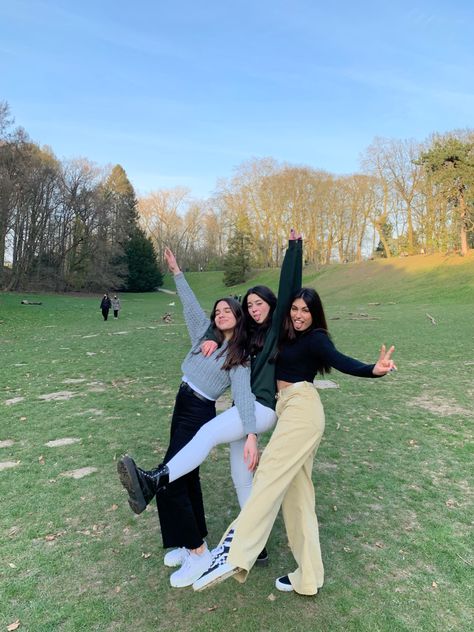 Trio Photoshoot, Cute Friend Poses, Group Photo Poses, Group Picture Poses, Sisters Photoshoot Poses, Bff Poses, Sister Poses, Friend Pictures Poses, Best Friend Poses