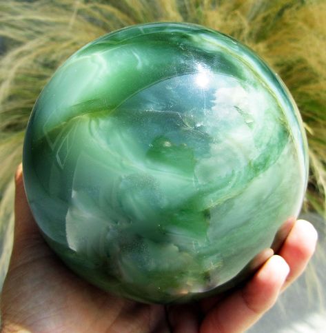 jade - Google Search Jade Properties, Black Pinterest, Geology Rocks, Crystal Balls, Pretty Rocks, Cool Rocks, Spring Jewelry, Porcelain Art, Minerals And Gemstones