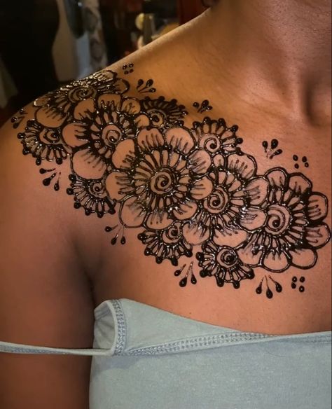 Henna Designs Neck And Shoulder, Chest Henna Designs Simple, Henna Neck Design, Henna Designs Dark Skin, Henna Chest Design, Shoulder Henna Designs, Henna Shoulder Tattoo, Henna Chest Tattoo, Neck Henna Tattoo