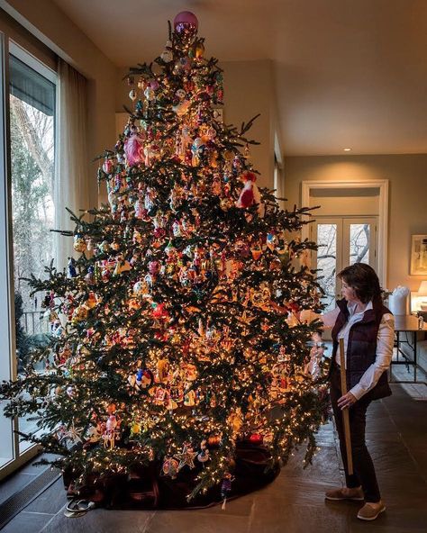 This is not your grandma’s Christmas tree. It's a 12-foot Christmas tree with 7,000 white lights and 600 ornaments. But not just any… Radko Tree, Radko Christmas Tree, 12 Foot Christmas Tree, Trees Photos, Christopher Radko Ornaments, Radko Ornaments, Gift Drawing, Christopher Radko, White Lights