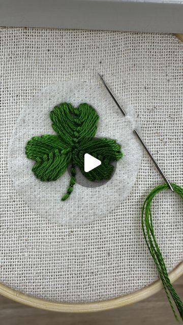 Valeri • Homestead & Thread • Hand Embroidery on Instagram: "Quick hand embroidery fly stitch tutorial modified for a heart/clover shape. 🪡🧵🍀" Four Leaf Clover Embroidery, Embroidery Small Designs, Ireland Embroidery, Embroidery Fly Stitch, Embroidery Clover, Tiny Embroidery Ideas, Small Embroidery Ideas, Embroidered Shamrock, Clover Stitch