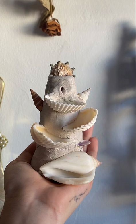 Shell Diy Aesthetic, Clay And Shell Crafts, Pottery With Shells, Siren Core Room, Mermaid Core Decor, Clay Beach Ideas, Shell Crafts Seashells Diy Ideas, What To Do With Sea Shells, Seashell Clay