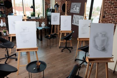 Empty drawing class with nobidy in it pr... | Free Photo #Freepik #freephoto #art-workshop #art-studio #artist #easel Easel Drawing, Student Skills, Life Drawing Classes, Teaching Drawing, Art Studio Room, Artist Easel, Studio Artist, Drawing Lesson, Building Designs